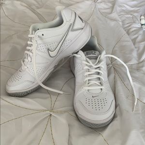 NWT NIKE CITY COURT VII TENNIS SHOES